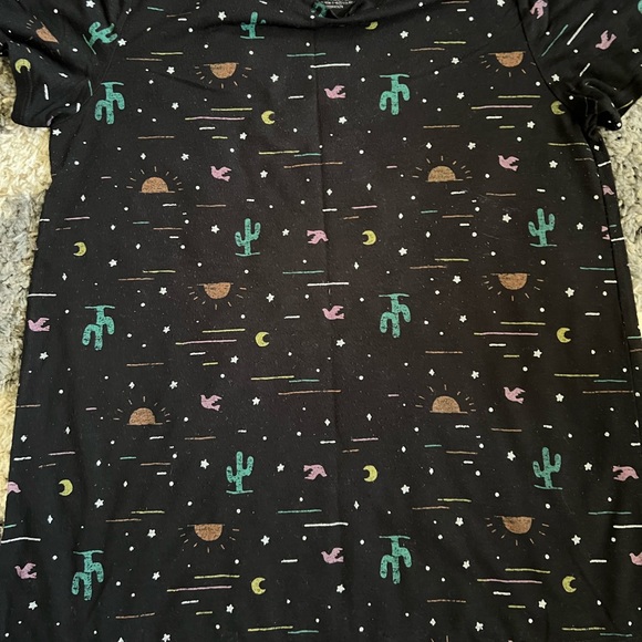 💖5/$25 Black tee w/ colorful desert print - Picture 2 of 4